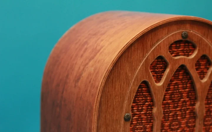 Bookshelf Speakers vs a Soundbar
