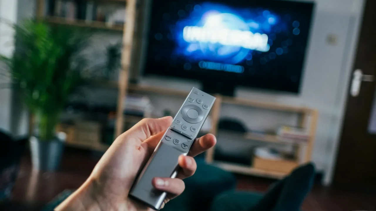 Both TV Speakers and Soundbar Playing