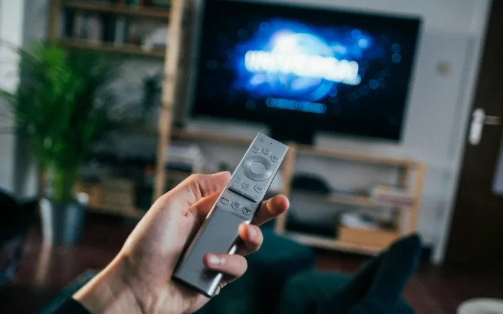 Both TV Speakers and Soundbar Playing